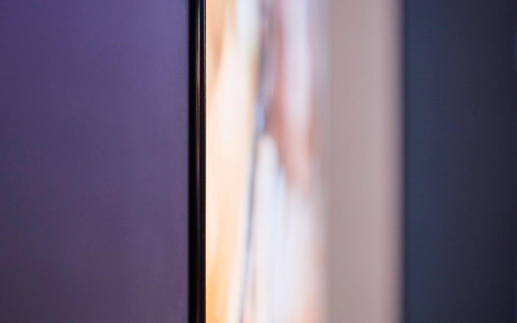 Zbliżenie na telewizor LG 8K OLED.