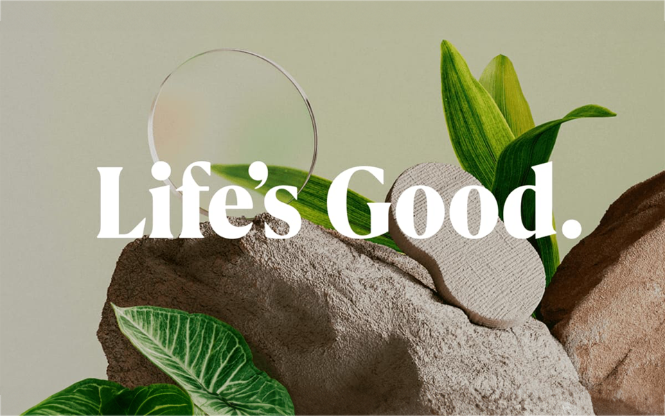 Logo LG "Life's Good" na tle inspirowanym naturą, promujące zrównoważony styl życia.