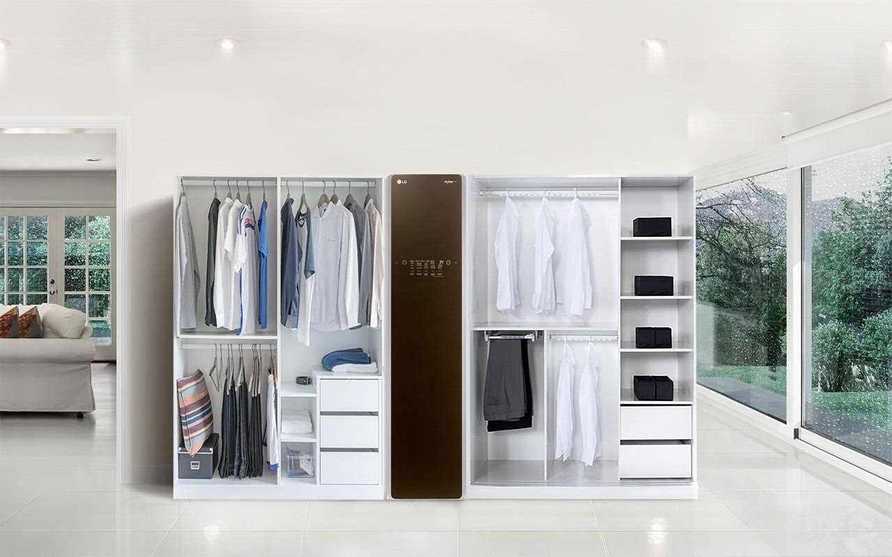 Ciemnobrązowa szafa parowa LG Styler w minimalistycznej, białej garderobie