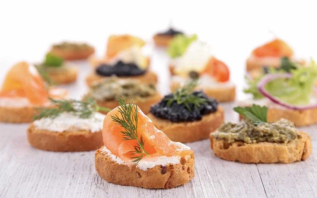 Bruschetta with toppings on the dish which can be stored freshly in LG InstaView Door-in-Door™ refrigerator.
