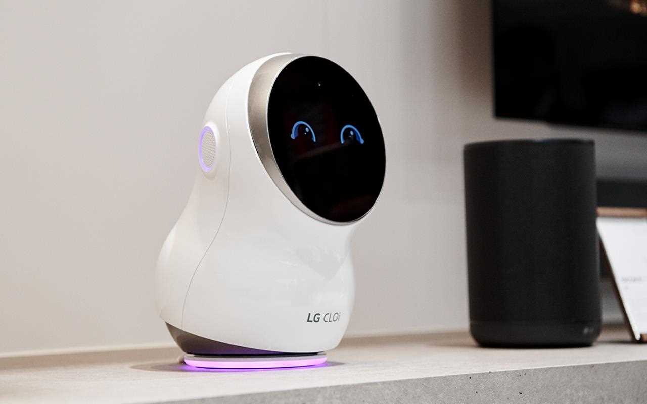 CLOi was on show once more at IFA 2019, with the cute little robot displaying the blinking function | More at LG MAGAZINE