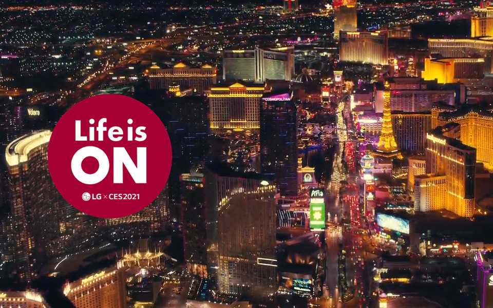 O slogan para exposição online da LG na CES 2021 com o Las Vegas skyline no fundo