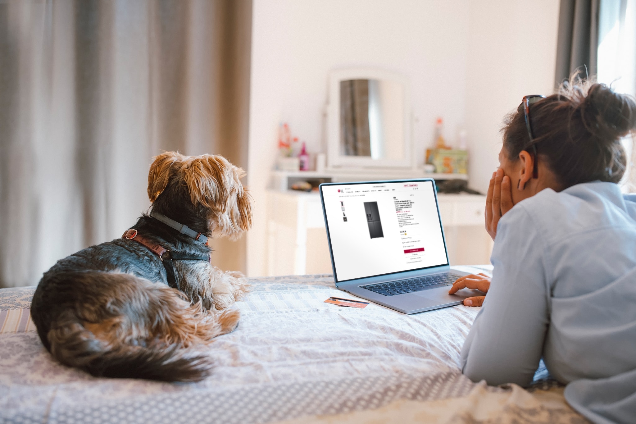 Uma mulher procura online um frigorífico eficiente em termos energéticos