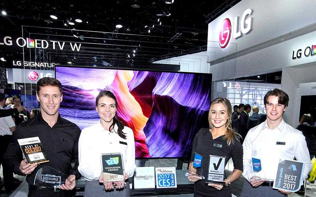 An image of presenters holding the LG award prize at CES 2017