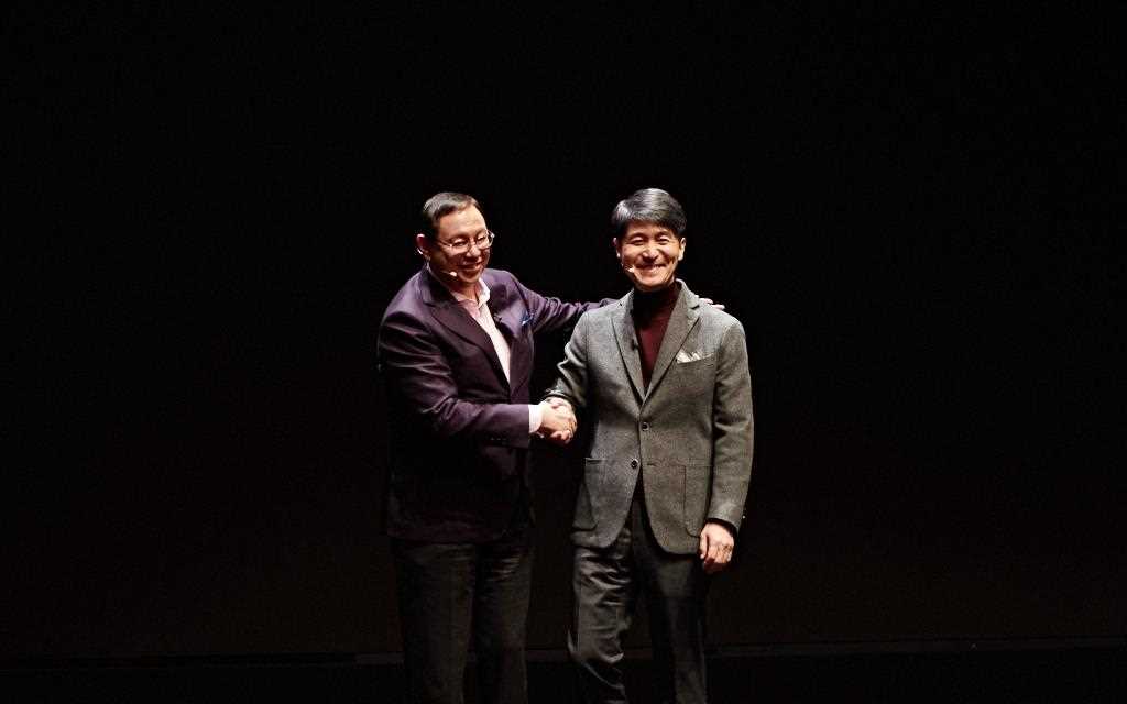 An image of two presenters shaking hands at lg g6 unveiling event