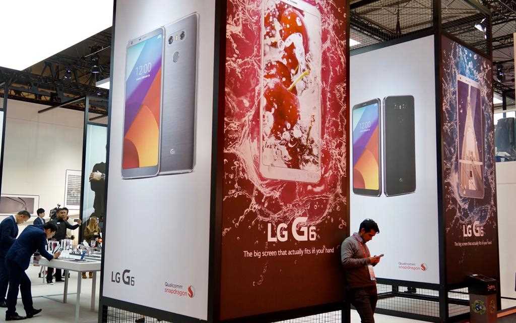 A photo of lg g6 display pillars at mwc 2017 barcelona