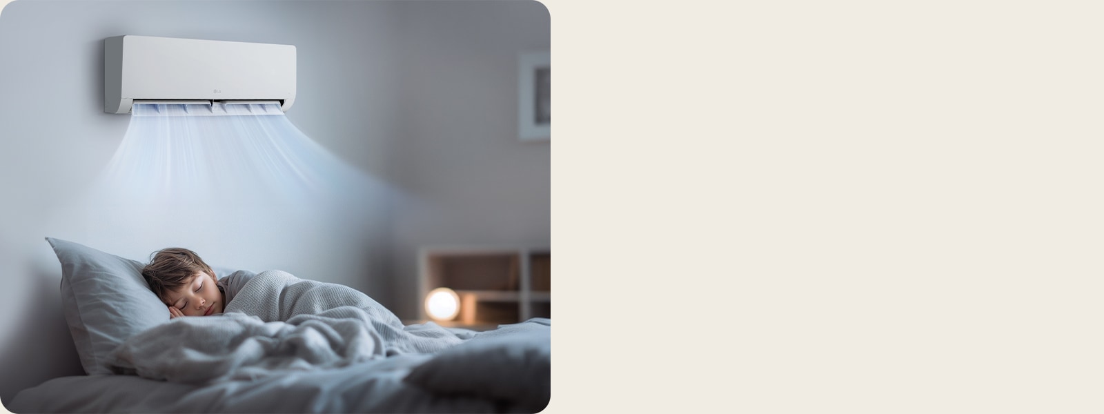 Un băiețel dormind într-un pat, în timp ce primește un flux de aer blând de la aparatul de aer condiționat.