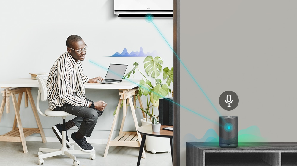 Bărbatul vorbește cu difuzorul AI și activează aerul condiționat.