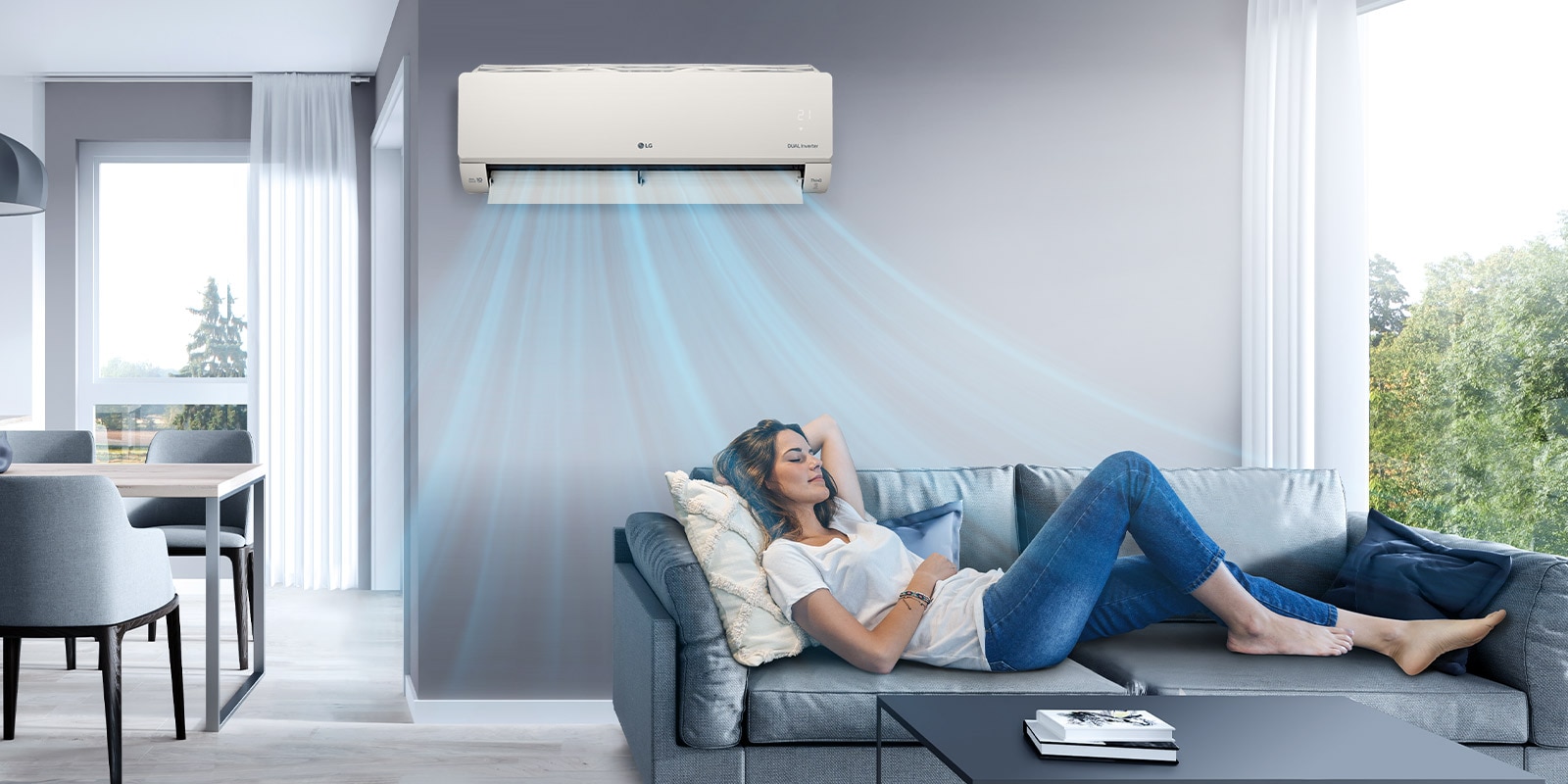 O femeie care doarme pe o canapea într-o sufragerie cu aparatul de aer condiționat LG instalat deasupra ei pe perete. 