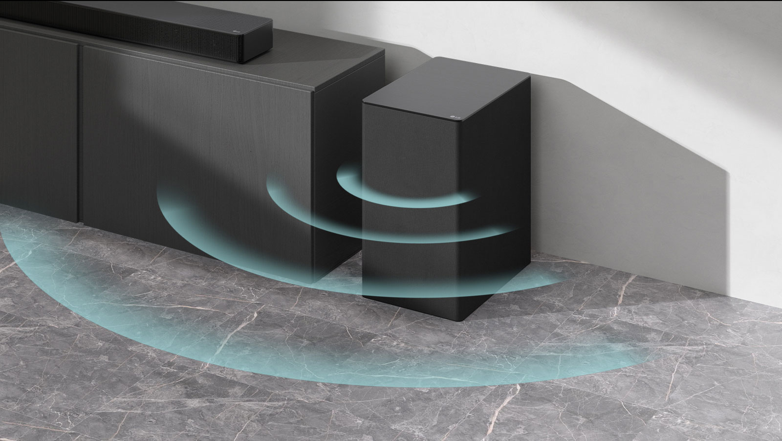 O bară de sunet este așezată pe dulap. Lângă, un subwoofer wireless este așezat pe podea. Grafice de sunete albastre ies din subwoofer.