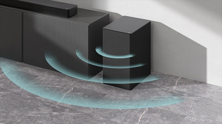 O bară de sunet este așezată pe dulap. Lângă, un subwoofer wireless este așezat pe podea. Grafice de sunete albastre ies din subwoofer.