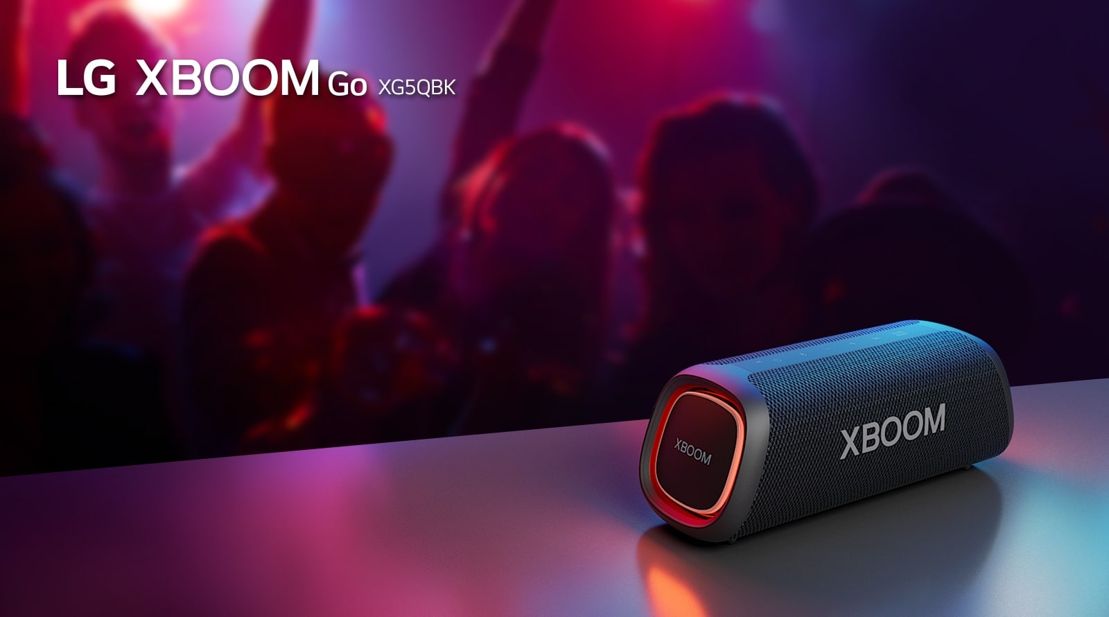  LG XBOOM Go XG5 este plasat pe masa metalică cu iluminare portocalie pornită.
