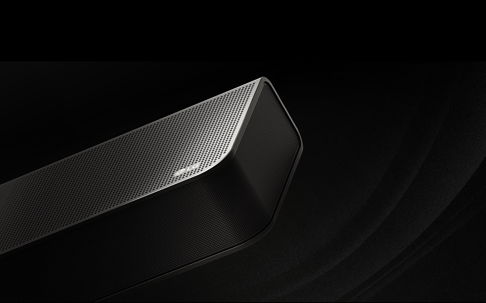 LG Soundbarul este plasat pe un fundal negru, dezvăluindu-și designul începând de sus și continuând spre colț. Picături albe se proiectează din centru și din capetele soundbarului asemenea unei cascade, ilustrând sunetul direcționat în sus.