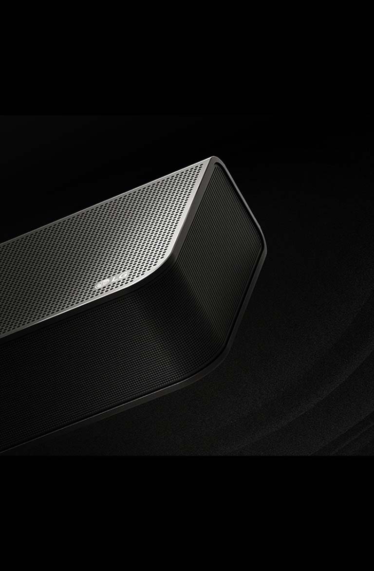 LG Soundbarul este plasat pe un fundal negru, dezvăluindu-și designul începând de sus și continuând spre colț. Picături albe se proiectează din centru și din capetele soundbarului asemenea unei cascade, ilustrând sunetul direcționat în sus.