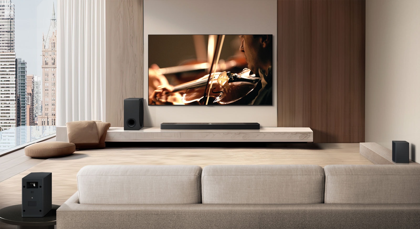 Soundbar-ul LG, televizorul LG, un subwoofer și difuzoarele din spate sunt într-un apartament modern din oraș. Fundalul se întunecă, iar o suprapunere cu grilă apare peste imaginea de pe televizorul LG, ca un scan al spațiului. O linie punctată se întinde de la unul dintre difuzoarele din spate, pentru a arăta că cele două difuzoare din spate sunt amplasate într-o manieră liniară. Unde sonore albe, formate din picături, ies din perspectiva frontală a difuzoarelor din spate.
