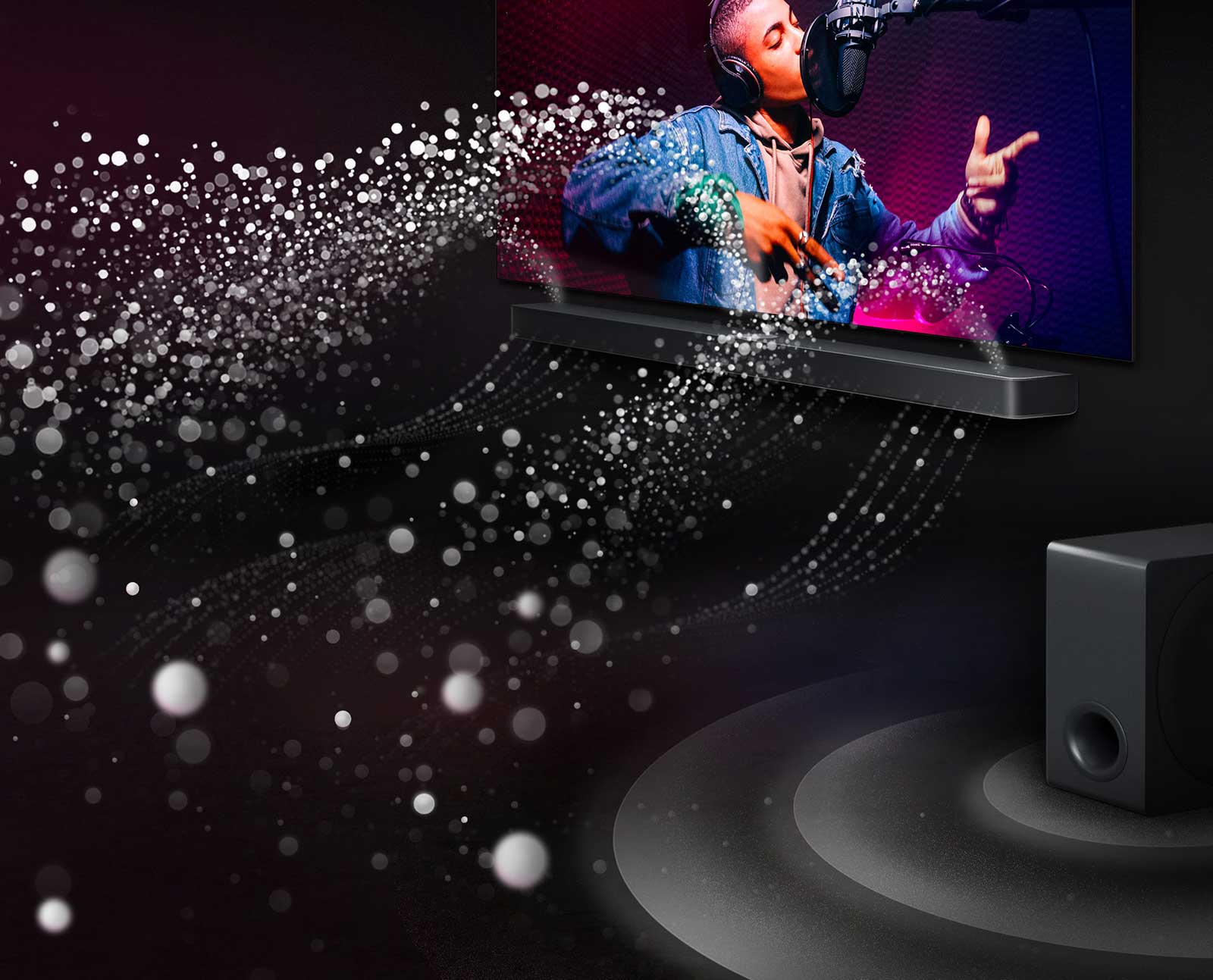 LG TV și LG Soundbar într-o cameră neagră rulând un spectacol muzical. Picături albe ce reprezintă unde sonore ies din sus și în față din soundbar. Un subwoofer creează un efect de sunet de jos.