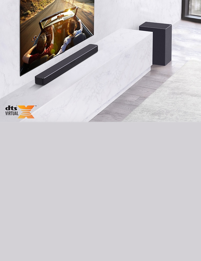 Il televisore è sulla parete, la soundbar LG è in basso su un ripiano in marmo bianco con un subwoofer a destra. 