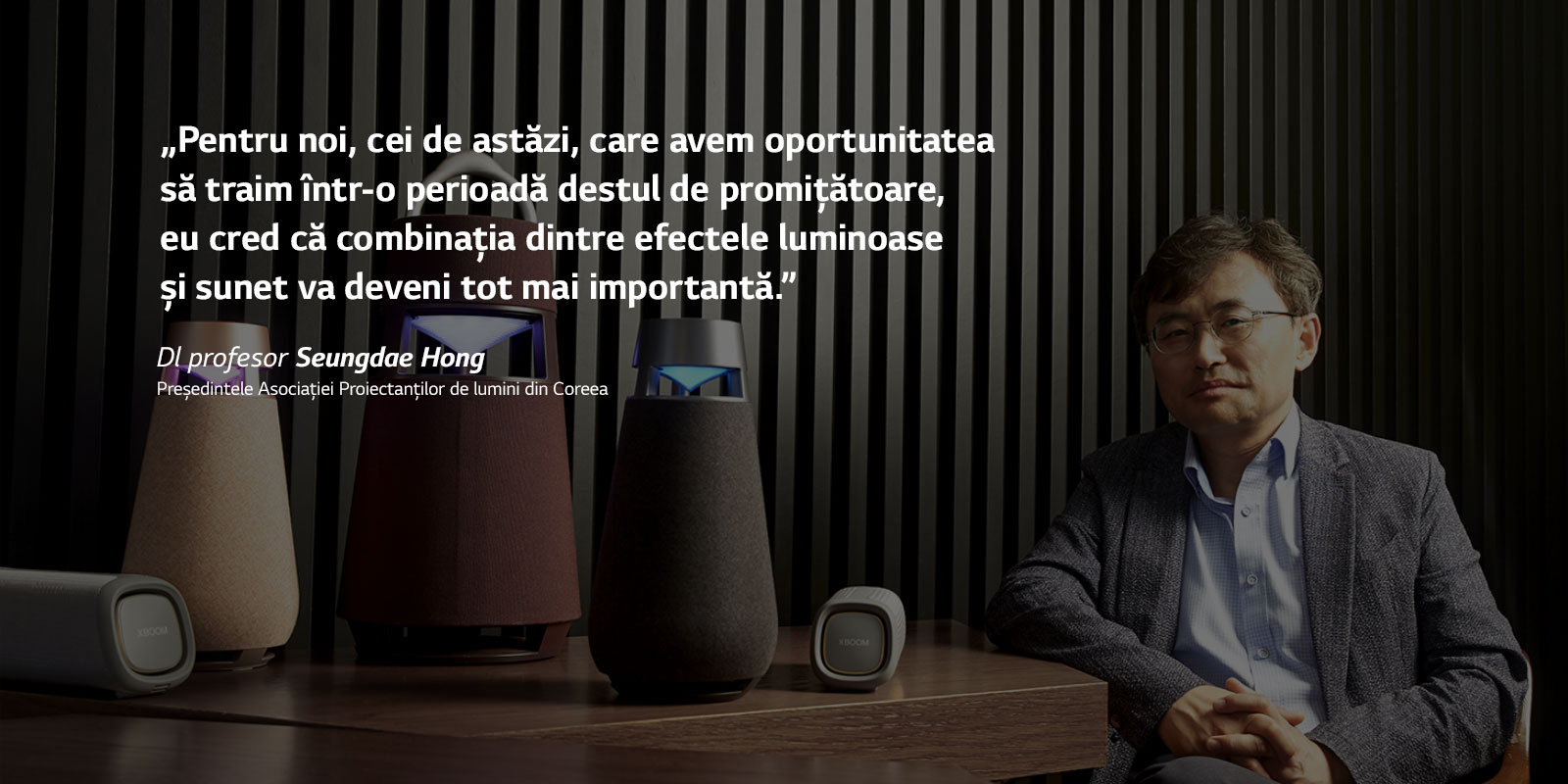 Imagine cu dl profesor Seungdae Hong, președintele Asociației Proiectanților de lumini din Coreea, cu familia XBOOM pe masă