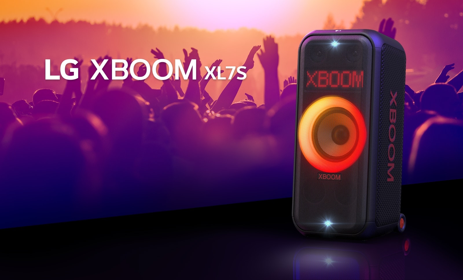 LG XBOOM XL7S este amplasat pe scenă cu lumini aprinse în gradiente roșii-portocalii. În spatele scenei, oamenii se bucură de muzică.