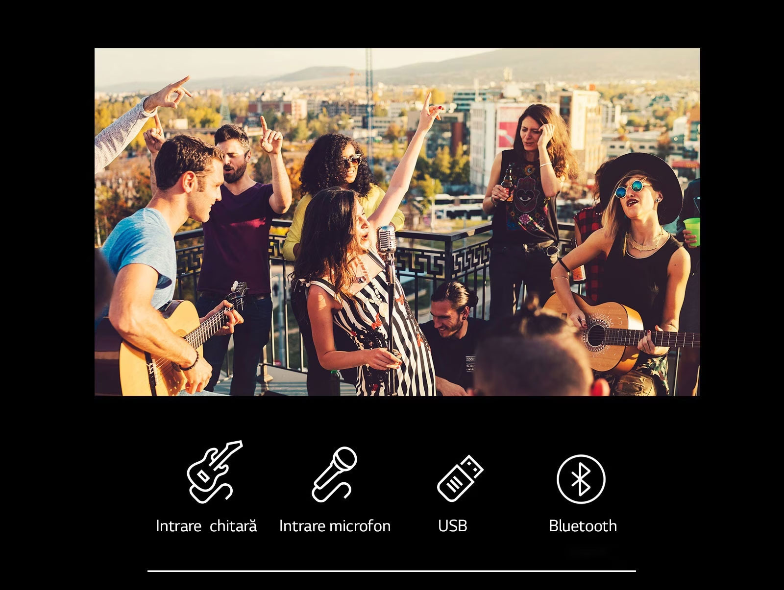 Sunt oameni care se bucură de un concert acustic cu LG XBOOM XL5S. Sub imagine se află o chitară