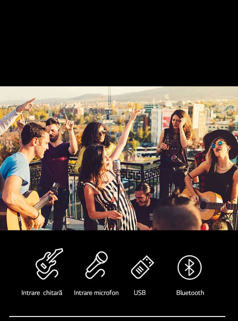 Sunt oameni care se bucură de un concert acustic cu LG XBOOM XL5S. Sub imagine se află o chitară