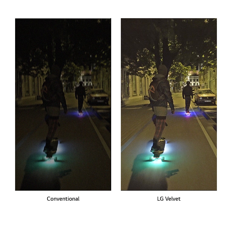 Doi bărbați pe skateboard, noaptea, pe stradă.