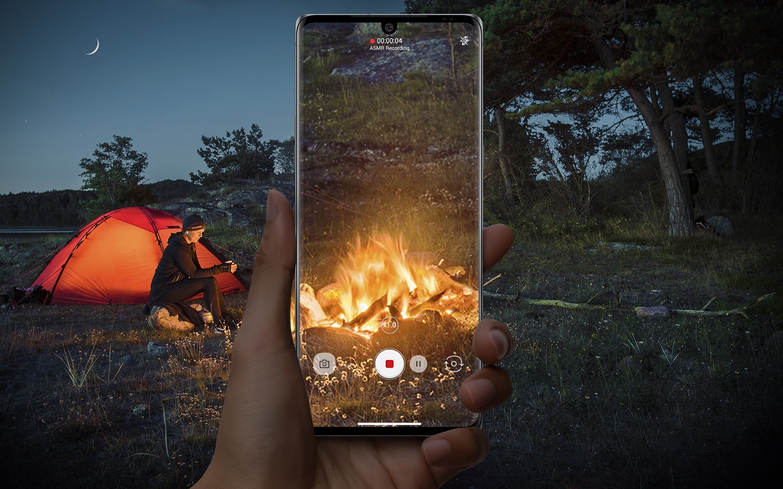 Filmare foc de tabără cu un smartphone.