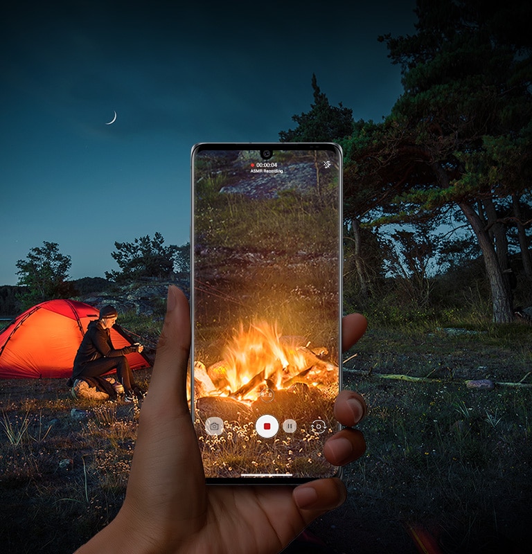 Filmare foc de tabără cu un smartphone.