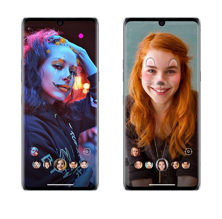 Două fete care folosesc stickere în timp ce își fac selfie.