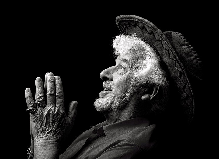 Raportul de contrast de 2000:1 oferă detalii clare, fără a fi suprapuse, chiar și în imagini întunecate.	