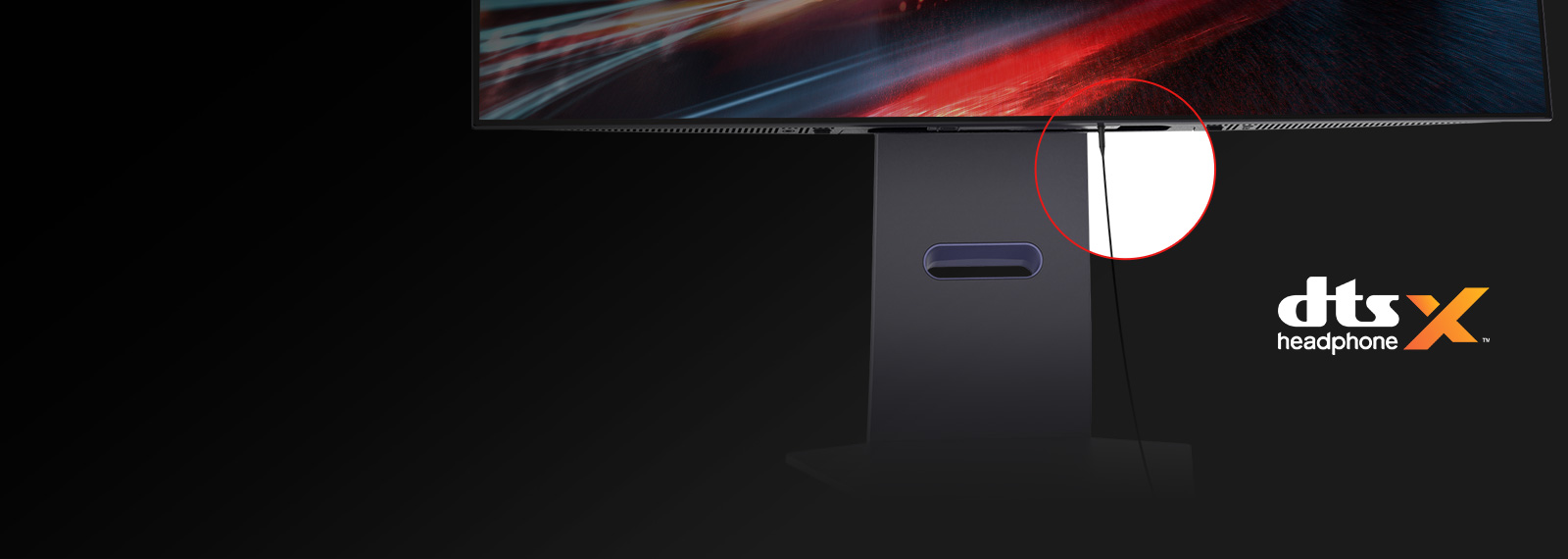 Cablul pentru căști cu 4 poli este conectat la monitor.