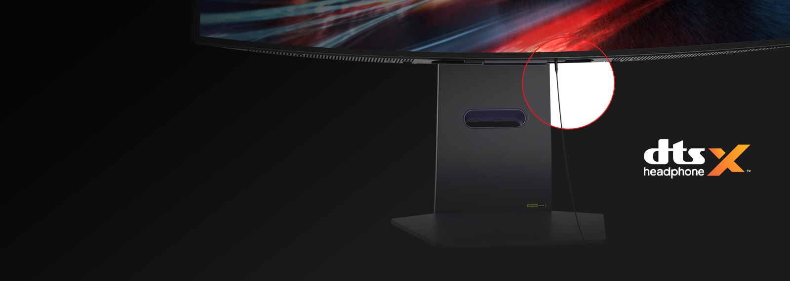 Cablul pentru căști cu 4 poli este conectat la monitor.