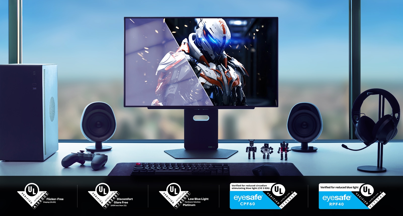O configurație futuristă pentru gaming pe desktop, cu un monitor mare pe care este afișat un personaj în armură din domeniul science-fiction. Biroul este dotat cu un controler, boxe, tastatură mecanică și figurine. Certificările multiple UL și Eyesafe pentru lumina fără pâlpâire, fără Glare, cu emisie redusă de lumină albastră și siguranță pentru ochi sunt afișate în partea de jos a imaginii.