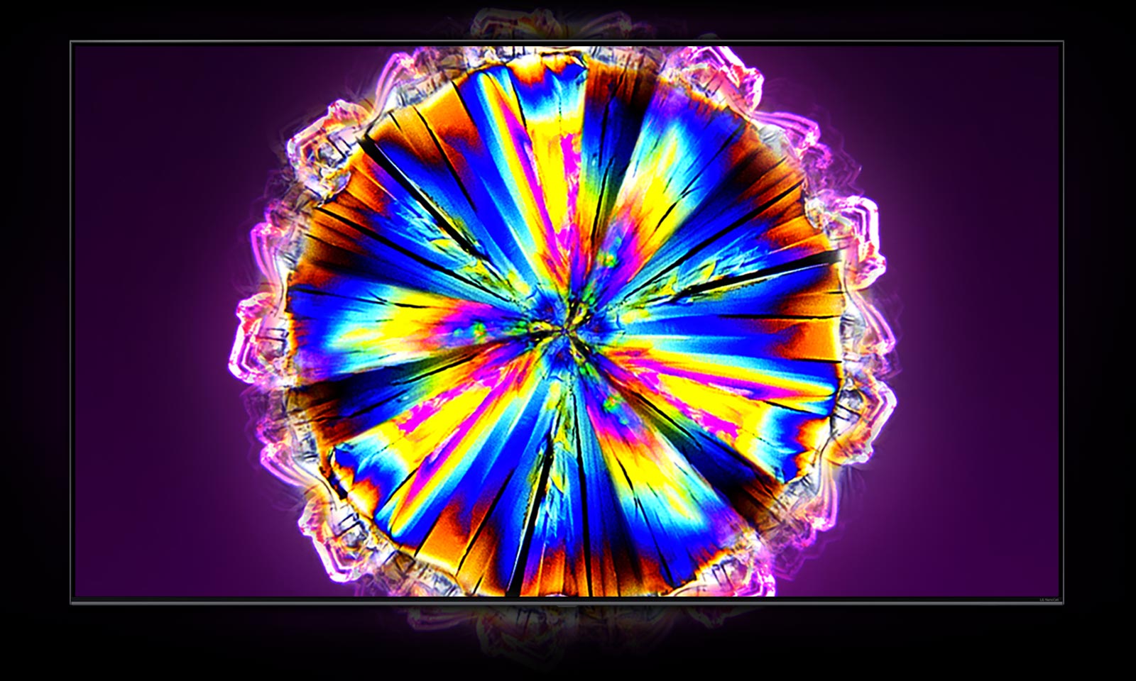 Un televizor plutește pe un fundal violet. Pe ecran este un cristal.