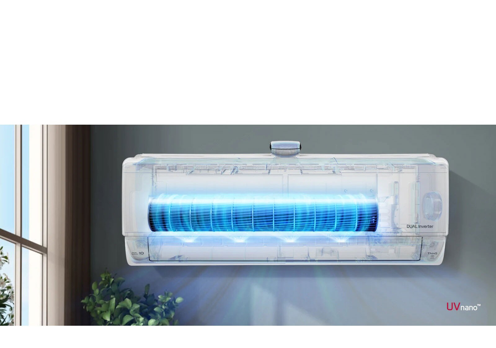 Un videoclip arată imaginea din față a aparatului de aer condiționat instalat pe un perete. Partea frontală a aparatului este vizibilă și se aprinde pentru a afișa funcționarea sistemului intern. Ventilatoarele sunt evidențiate cu albastru pentru a afișa lumina LED UV care îndepărtează bacteriile. Aerul iese din aparat. Logo-ul UVnano este în colțul din dreapta jos.