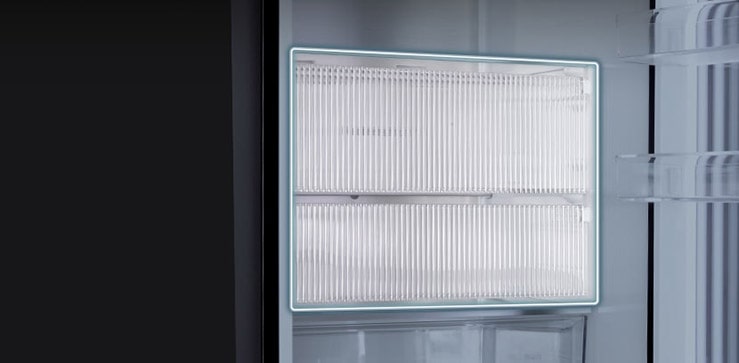 Zona metalică proaspătă din interiorul frigiderului.