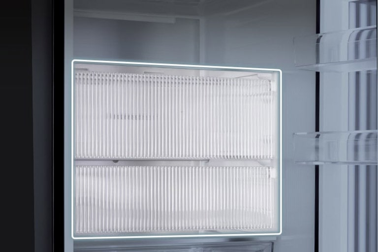 Zona metalică proaspătă din interiorul frigiderului.