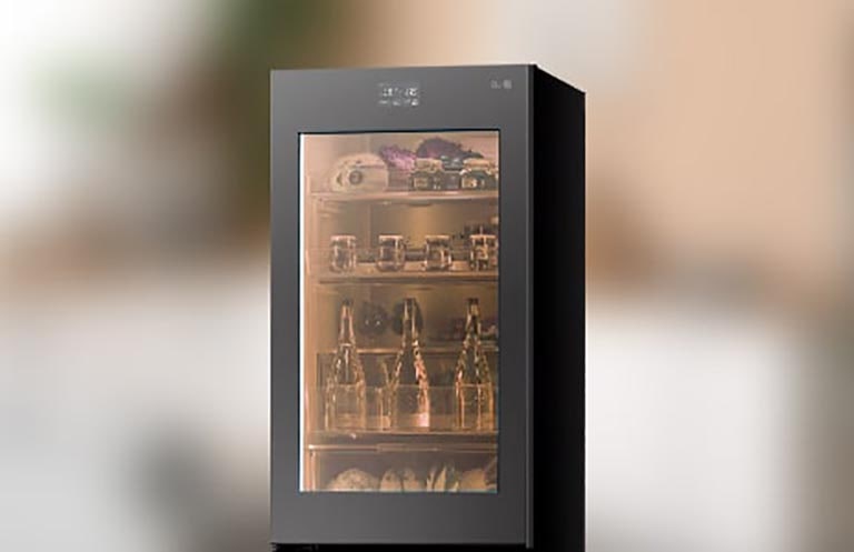 Imagine a unui frigider cu vedere la interiorul părții superioare a frigiderului.