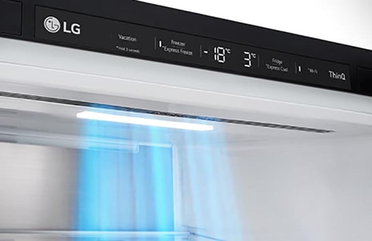 Imagine cu aer rece ieșind din partea de sus a frigiderului deschis