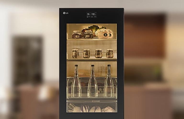 Imagine cu o bucătărie și un frigider în nuanțe de maro.