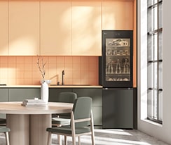 'O imagine cu un frigider amplasat într-o bucătărie în nuanțe de galben.