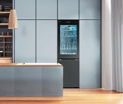 'O imagine cu un frigider amplasat într-o bucătărie în nuanțe de albastru.