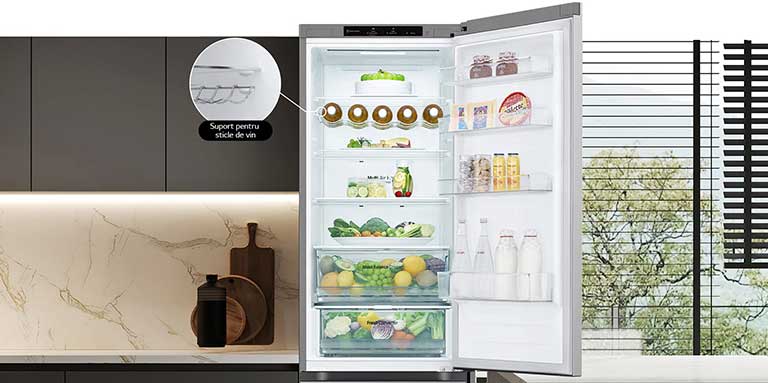 Frigider plin cu alimente proaspete, cu ușă deschisă care prezintă un suport pentru vinuri	