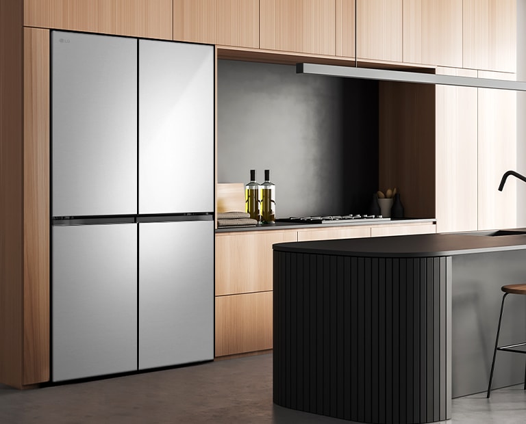 Interior de bucătărie modernă cu frigider InstaView: