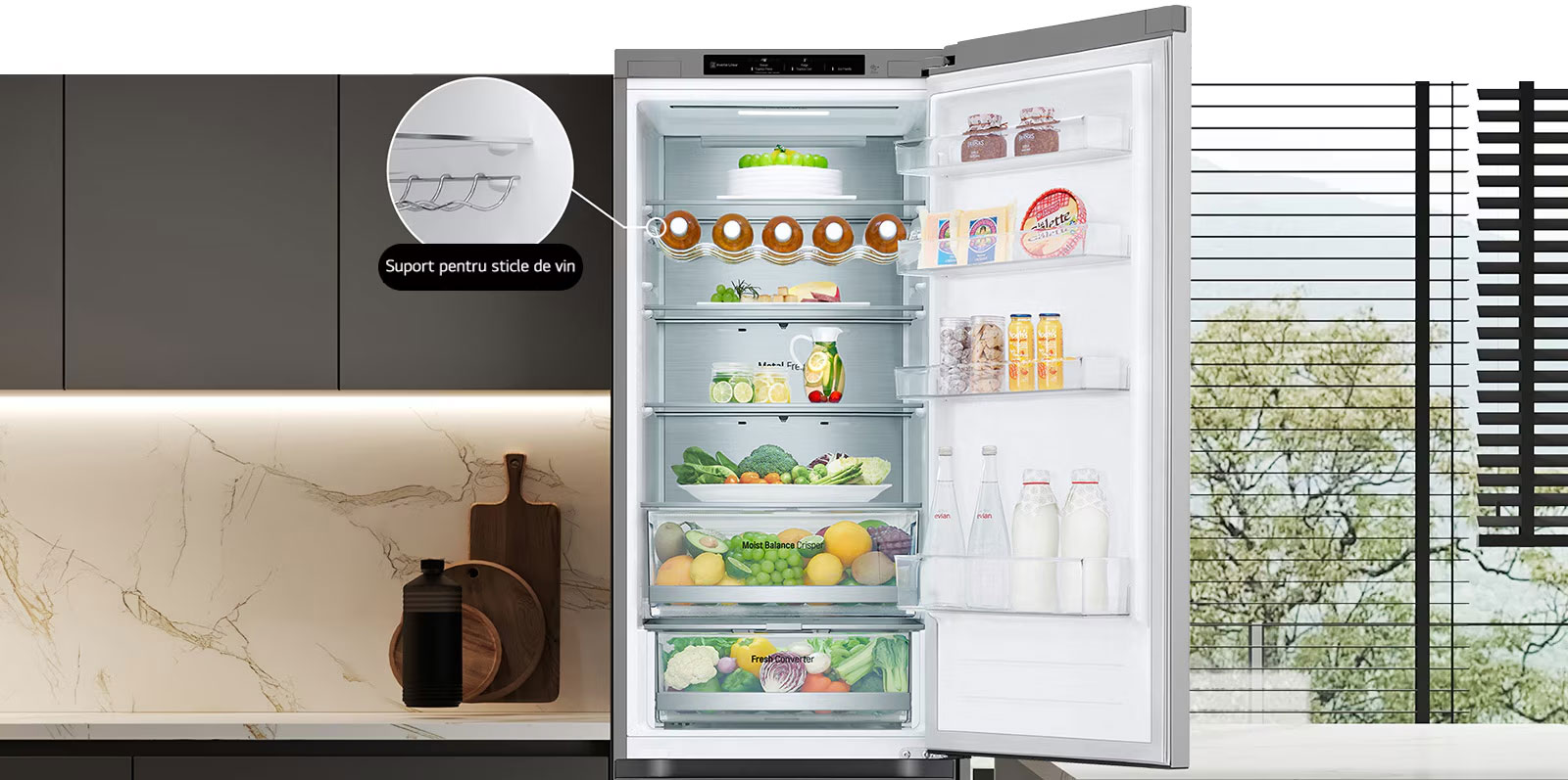 Frigider umplut cu alimente proaspete, cu ușa deschisă, arătând un suport pentru sticle de vin și un raft pliabil.