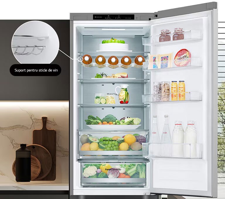 Frigider umplut cu alimente proaspete, cu ușa deschisă, arătând un suport pentru sticle de vin și un raft pliabil.