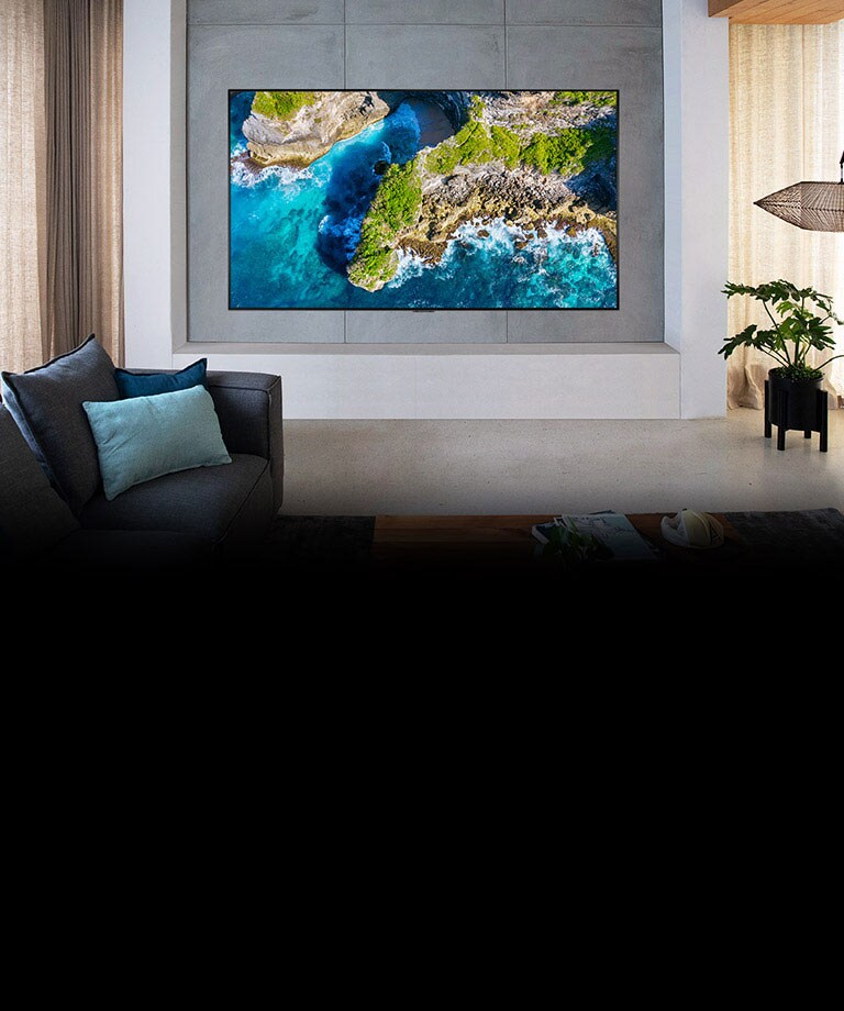 Televizor care prezintă o vedere aeriană a naturii într-un decor cu o casă luxoasă