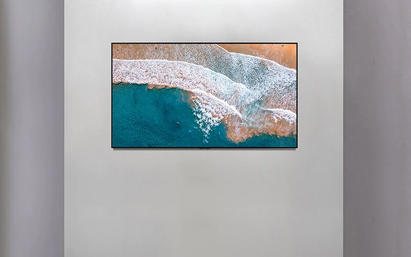 Televizor pe perete, care prezintă malul mării