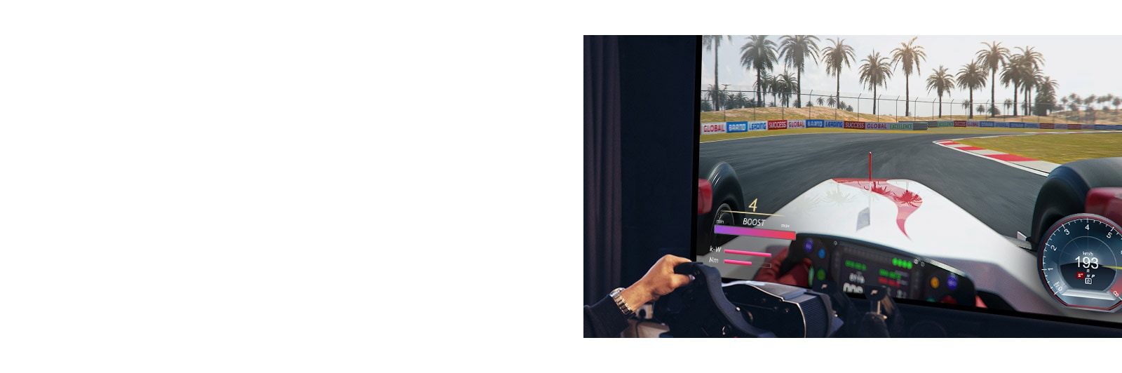 Prim-plan cu un jucător care are în mână un volan de curse în timpul unui joc de curse pe un ecran TV.