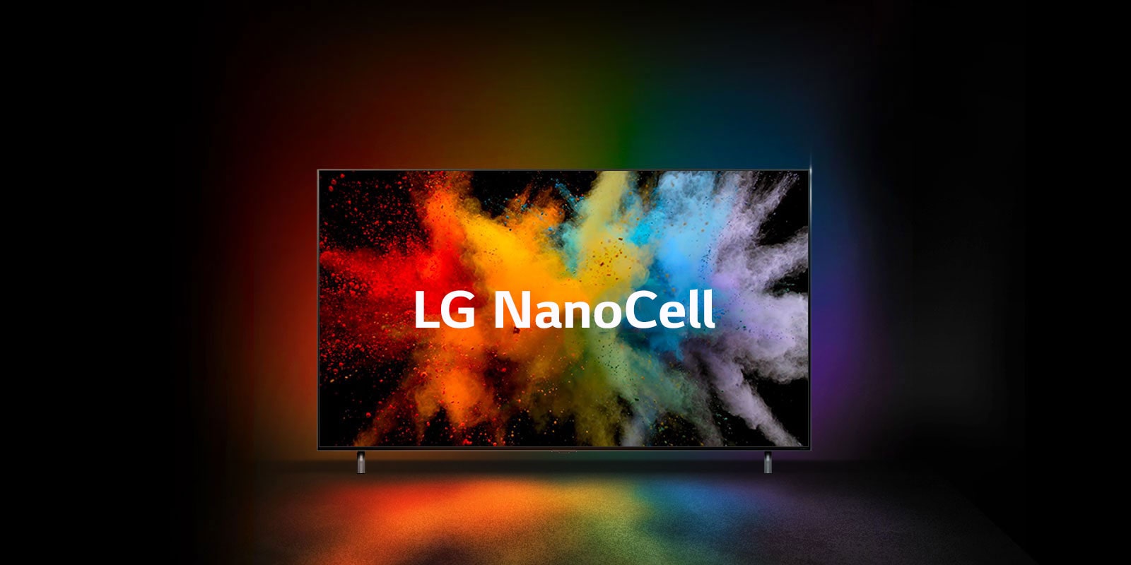 Televizorul LG QNED într-o cameră întunecată. Pulberile vopsite creează o explozie de culori ale curcubeului pe televizor.
